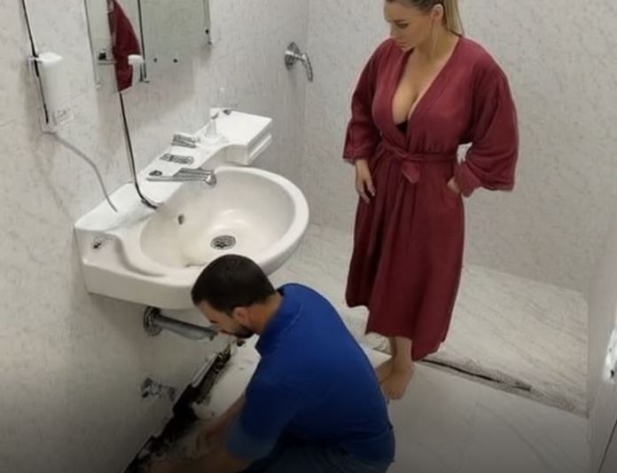 You Won’t Believe What Happened When She Called a Worker for a “Broken” Bathroom… comment